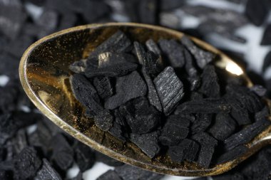 Birçok diğer maddeler ek olarak, esas olarak sinamik asit, styracin, Sinnamik asit etil ester, Vanilin, cinnamein, storesinol ve stiren az miktarda Styrax oluşur.