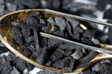 Birçok diğer maddeler ek olarak, esas olarak sinamik asit, styracin, Sinnamik asit etil ester, Vanilin, cinnamein, storesinol ve stiren az miktarda Styrax oluşur.