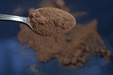 Birçok diğer maddeler ek olarak, esas olarak sinamik asit, styracin, Sinnamik asit etil ester, Vanilin, cinnamein, storesinol ve stiren az miktarda Styrax oluşur.