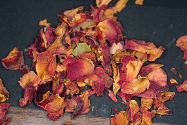 Birçok diğer maddeler ek olarak, esas olarak sinamik asit, styracin, Sinnamik asit etil ester, Vanilin, cinnamein, storesinol ve stiren az miktarda Styrax oluşur.