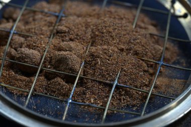 Birçok diğer maddeler ek olarak, esas olarak sinamik asit, styracin, Sinnamik asit etil ester, Vanilin, cinnamein, storesinol ve stiren az miktarda Styrax oluşur.