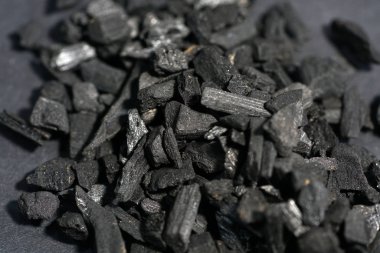Birçok diğer maddeler ek olarak, esas olarak sinamik asit, styracin, Sinnamik asit etil ester, Vanilin, cinnamein, storesinol ve stiren az miktarda Styrax oluşur.