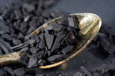 Birçok diğer maddeler ek olarak, esas olarak sinamik asit, styracin, Sinnamik asit etil ester, Vanilin, cinnamein, storesinol ve stiren az miktarda Styrax oluşur.