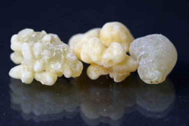 Birçok diğer maddeler ek olarak, esas olarak sinamik asit, styracin, Sinnamik asit etil ester, Vanilin, cinnamein, storesinol ve stiren az miktarda Styrax oluşur.