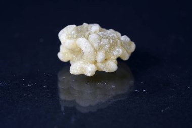 Birçok diğer maddeler ek olarak, esas olarak sinamik asit, styracin, Sinnamik asit etil ester, Vanilin, cinnamein, storesinol ve stiren az miktarda Styrax oluşur.