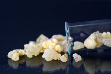 Birçok diğer maddeler ek olarak, esas olarak sinamik asit, styracin, Sinnamik asit etil ester, Vanilin, cinnamein, storesinol ve stiren az miktarda Styrax oluşur.