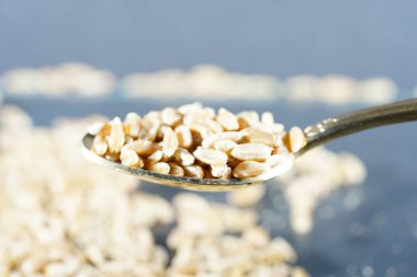 Birçok diğer maddeler ek olarak, esas olarak sinamik asit, styracin, Sinnamik asit etil ester, Vanilin, cinnamein, storesinol ve stiren az miktarda Styrax oluşur.