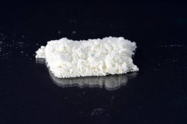 İlaç tablet, toz veya sıvı gibi çeşitli şekillerde.