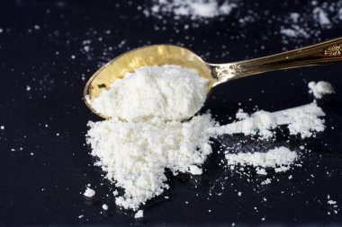 İlaç tablet, toz veya sıvı gibi çeşitli şekillerde.