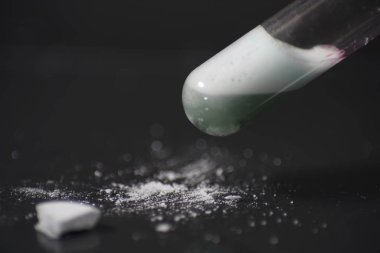 Potasyum hexacyanoferrate Kimya dersleri kırmızı, monoclinic kristalleri büyümek için kullanılır. 