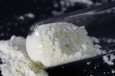 İlaç tablet, toz veya sıvı gibi çeşitli şekillerde.