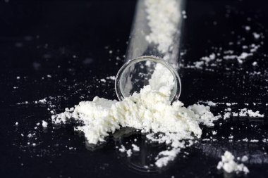 İlaç tablet, toz veya sıvı gibi çeşitli şekillerde.