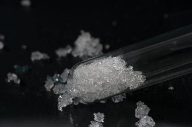 Birçok diğer maddeler ek olarak, esas olarak sinamik asit, styracin, Sinnamik asit etil ester, Vanilin, cinnamein, storesinol ve stiren az miktarda Styrax oluşur.