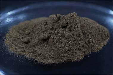 Birçok diğer maddeler ek olarak, esas olarak sinamik asit, styracin, Sinnamik asit etil ester, Vanilin, cinnamein, storesinol ve stiren az miktarda Styrax oluşur.