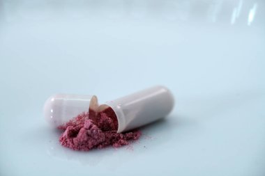                                İlaç tablet, toz veya sıvı gibi çeşitli şekillerde.