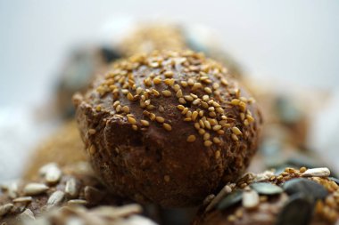 Ev yapımı ekmek kepekli tam tahıllı malzemelerle yapılan rulo olarak da adlandırılan rulo 