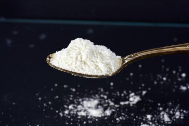 Studio fotoğraflandı makro lens ile kimya kitinden kimyasal toz