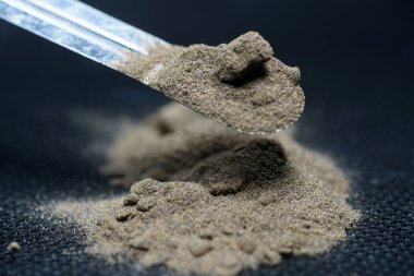 Güzel kokulu harz genellikle reçine haliyle sunulmaktadır ve mükemmel füme.