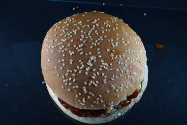 Peynir ve ketçap ile lezzetli hamburger mutfakta hazırlanan ve stüdyo fotoğrafı 