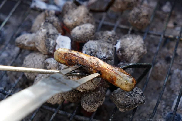 Kiełbaski Grillowania Węgiel Grillowania Ogrodzie — Zdjęcie stockowe