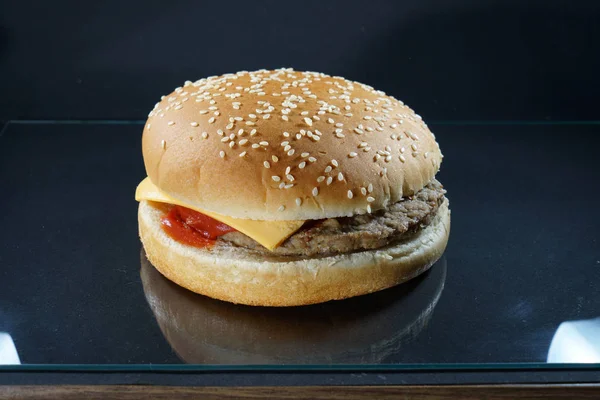 Delicioso Hambúrguer Com Queijo Ketchup Preparado Cozinha Fotografado Estúdio — Fotografia de Stock