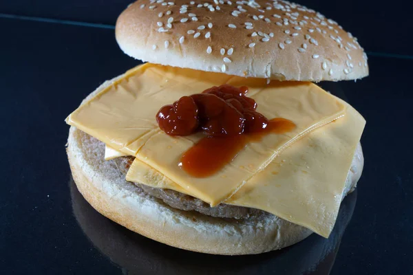 Delicioso Hambúrguer Com Queijo Ketchup Preparado Cozinha Fotografado Estúdio — Fotografia de Stock