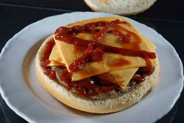 Delicioso Hambúrguer Com Queijo Ketchup Preparado Cozinha Fotografado Estúdio — Fotografia de Stock