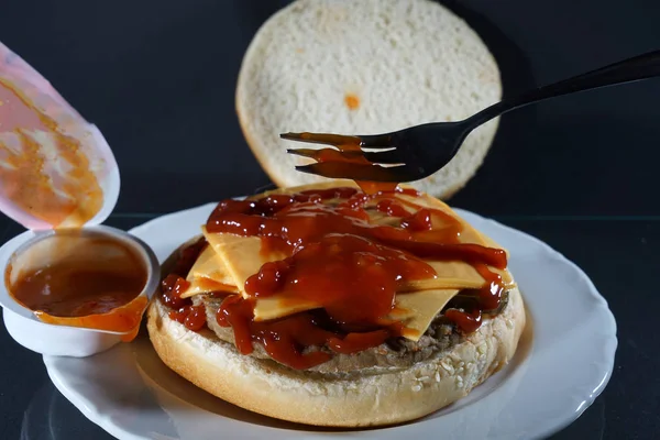Pysznego Hamburgera Serem Ketchupem Przygotowywane Kuchni Sfotografowane Studio — Zdjęcie stockowe