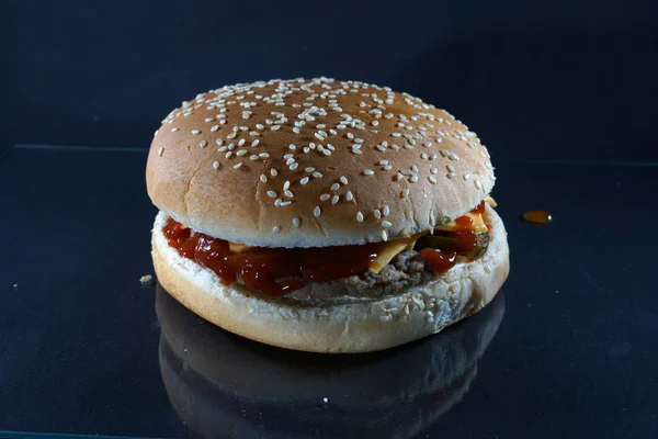 Delicioso Hambúrguer Com Queijo Ketchup Preparado Cozinha Fotografado Estúdio — Fotografia de Stock