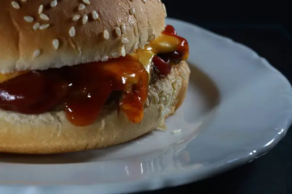Delicioso Hambúrguer Com Queijo Ketchup Preparado Cozinha Fotografado Estúdio — Fotografia de Stock