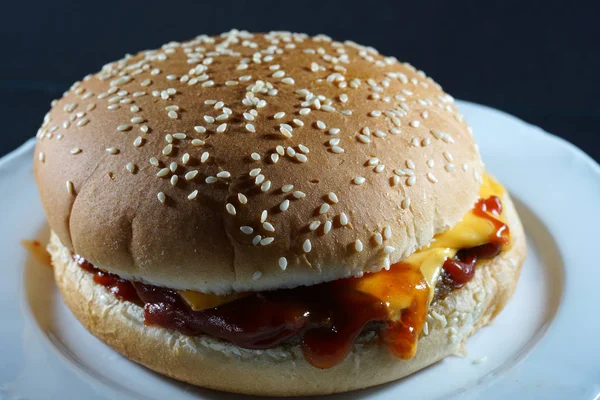 Deliciosa Hamburguesa Con Queso Ketchup Preparada Cocina Fotografiada Estudio —  Fotos de Stock