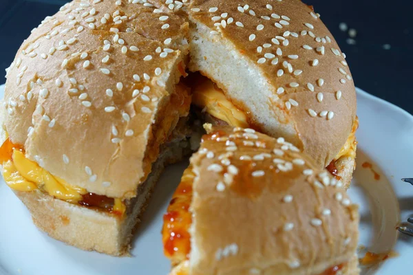 Peynir Ketçap Ile Lezzetli Hamburger Mutfakta Hazırlanan Stüdyo Fotoğrafı — Stok fotoğraf