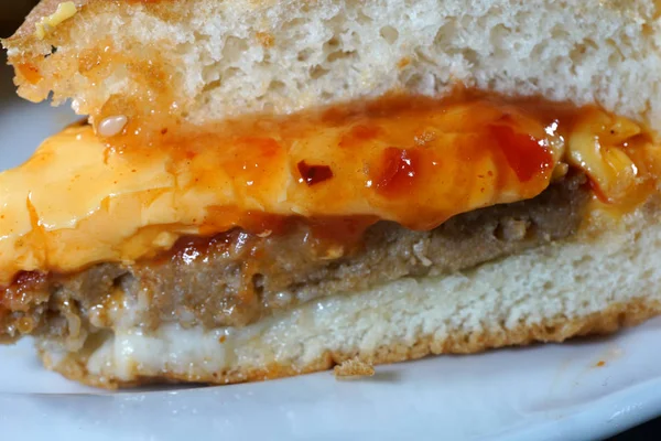 Delicioso Hambúrguer Com Queijo Ketchup Preparado Cozinha Fotografado Estúdio — Fotografia de Stock