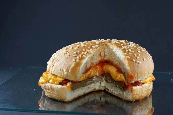 Delicioso Hambúrguer Com Queijo Ketchup Preparado Cozinha Fotografado Estúdio — Fotografia de Stock