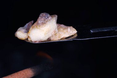 Güzel kokulu harz genellikle reçine haliyle sunulmaktadır ve mükemmel füme.