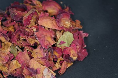 Güzel kokulu harz genellikle reçine haliyle sunulmaktadır ve mükemmel füme.