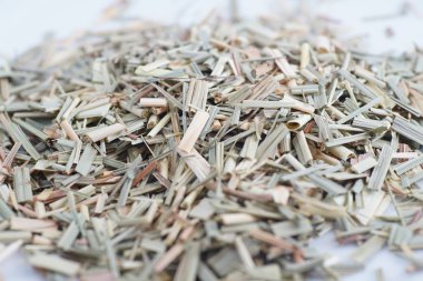 Güzel kokulu harz genellikle reçine haliyle sunulmaktadır ve mükemmel füme.