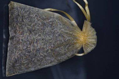 Güzel kokulu harz genellikle reçine haliyle sunulmaktadır ve mükemmel füme.