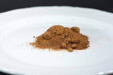 Güzel kokulu harz genellikle reçine haliyle sunulmaktadır ve mükemmel füme.