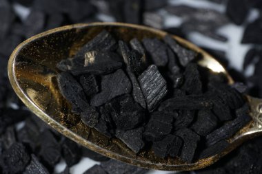 Güzel kokulu harz genellikle reçine haliyle sunulmaktadır ve mükemmel füme.