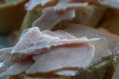 Baget, Almanya da beyaz ekmek, Paris ekmek veya sadece Paris, İsviçre'de Parisette beyaz, Fransız kökenli bir uzun, gevrek beyaz ekmek. 