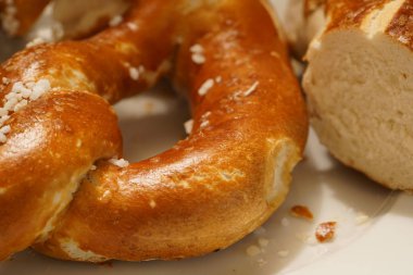 Sosis ve peynir ile taze simit lezzetli bir aperatif olduğunu