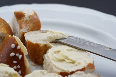 Sosis ve peynir ile taze simit lezzetli bir aperatif olduğunu