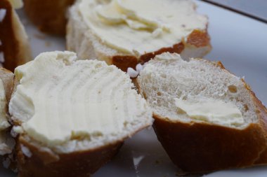 Sosis ve peynir ile taze simit lezzetli bir aperatif olduğunu