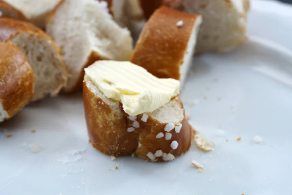 Verse Krakeling Met Worst Kaas Een Lekkere Snack — Stockfoto