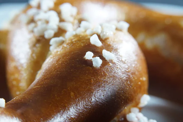 Verse Krakeling Met Worst Kaas Een Lekkere Snack — Stockfoto