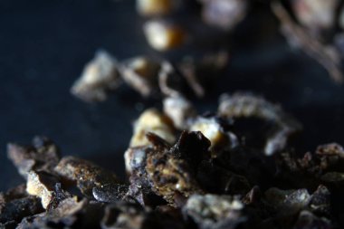 Kara biber meyve her zaman hasat zamanı ve daha ileri tedavi bağlı olarak siyah değildir, karabiber farklı renkleri vardır