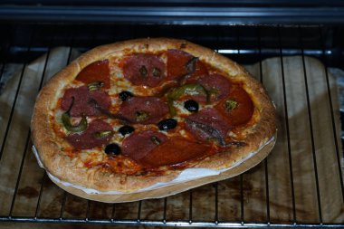 Pizza pişirme önce İtalyan mutfaktan basit Maya hamur yapılmış bir baharatlı ekmek sandviç mi.