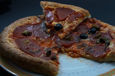 Pizza pişirme önce İtalyan mutfaktan basit Maya hamur yapılmış bir baharatlı ekmek sandviç mi.