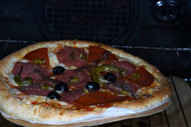 Pizza pişirme önce İtalyan mutfaktan basit Maya hamur yapılmış bir baharatlı ekmek sandviç mi.